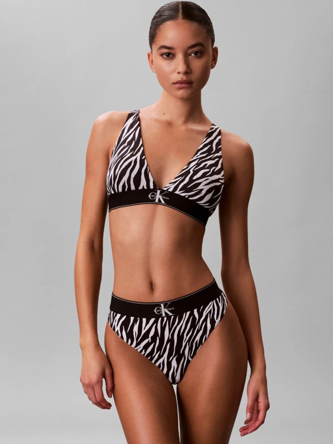 CALVIN KLEIN ΤΡΙΓΩΝΟ ΣΟΥΤΙΕΝ "GRAPHIC MONOGRAM" ΜΕ ΕΠΕΝΔΥΣΗ - Image 3